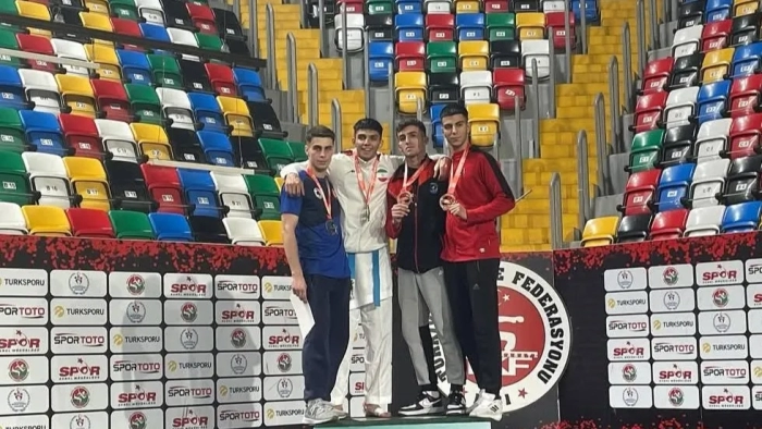 Darıca Belediyesi Eğitim Spor Kulübü sporcusu Muhammet Emin Akçay, Türkiye'yi Gururlandırdı.